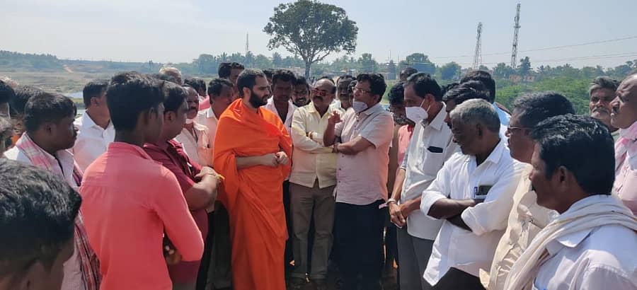 ಶಿರಾ ತಾಲ್ಲೂಕಿನ ಮದಲೂರು ಗ್ರಾಮದ ಕೆರೆಗೆ ಭಾನುವಾರ ನಂಜಾವಧೂತ ಸ್ವಾಮೀಜಿ ಭೇಟಿ ನೀಡಿ ಕೆರೆ ಸ್ವಚ್ಛತೆಯ ಕಾಮಗಾರಿಯನ್ನು ವೀಕ್ಷಿಸಿದರು. ಶಾಸಕ ಡಾ.ಸಿ.ಎಂ.ರಾಜೇಶ್ ಗೌಡ, ತುಮುಲ್ ನಿರ್ದೇಶಕ ಎಸ್.ಆರ್.ಗೌಡ ಇದ್ದರು.