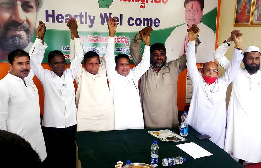 ಬಸವಕಲ್ಯಾಣದಲ್ಲಿ ಭಾನುವಾರ ನಡೆದ ಕಾಂಗ್ರೆಸ್ ಪಕ್ಷದ ಆಕಾಂಕ್ಷಿಗಳ ಸಭೆಯಲ್ಲಿ ಉಪ ಚುನಾವಣೆಯ ಟಿಕೆಟ್ ಸ್ಥಳೀಯರಿಗೆ ನೀಡಲು ಆಗ್ರಹಿಸಿ ಒಗ್ಗಟ್ಟು ಪ್ರದರ್ಶಿಸಲಾಯಿತು