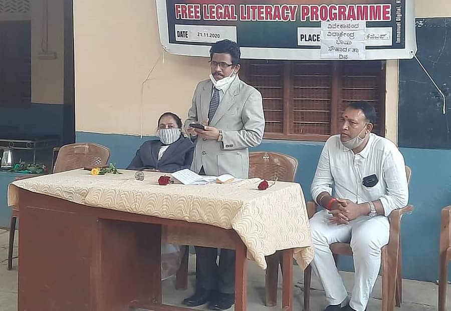 ಕೆಜಿಎಫ್ ಪಟ್ಟಣದ ವಿವೇಕಾನಂದ ಶಾಲೆಯಲ್ಲಿ ಶನಿವಾರ ನಡೆದ ಭಾಷಾ ಸೌಹಾರ್ದ ದಿನಾಚರಣೆಯಲ್ಲಿ ನ್ಯಾಯಾಧೀಶ ದಯಾನಂದ ಹಿರೇಮಠ ಮಾತನಾಡಿದರು