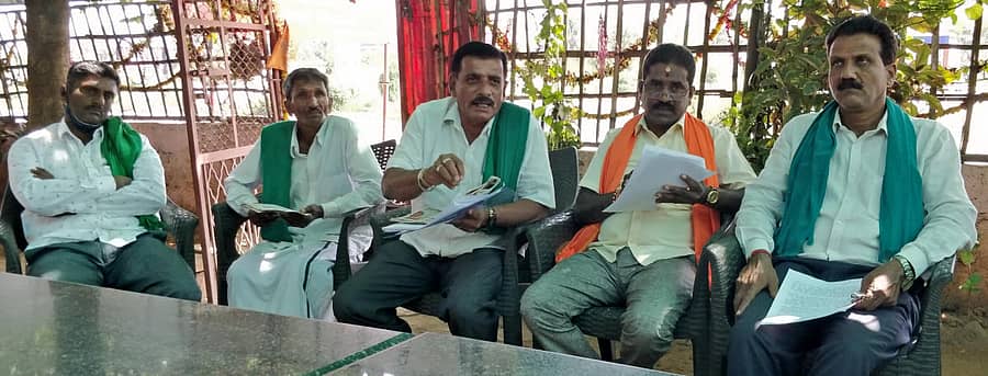 ರಾಮನಗರದಲ್ಲಿ ನಡೆದ ಸುದ್ದಿಗೋಷ್ಟಿಯಲ್ಲಿ ರೈತಮುಂಡ ಸಂಪತ್ ಮಾತನಾಡಿದರು. ಎಂ.ಡಿ.ಶಿವಕುಮಾರ್,ರಾಮಲಿಂಗಯ್ಯ, ಇದ್ದರು.