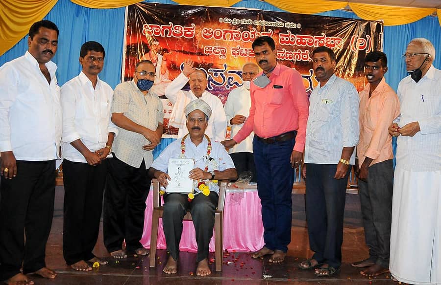 ದಾವಣಗೆರೆಯ ಕುವೆಂಪು ಕನ್ನಡ ಭವನದಲ್ಲಿ ಆಯೋಜಿಸಿದ್ದ ಬಸವ ಬೆಳಗು ಕಾರ್ಯಕ್ರಮದಲ್ಲಿ ರಾಜ್ಯೋತ್ಸವ ಪ್ರಶಸ್ತಿ ಪುರಸ್ಕೃತ ಎಂ.ಜಿ ಈಶ್ವರಪ್ಪ ಅವರಿಗೆ ಸನ್ಮಾನಿಸಲಾಯಿತು