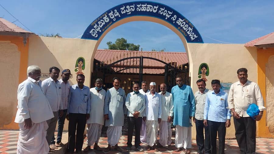 ಡಿಸಿಸಿ ಬ್ಯಾಂಕ್ ನಿರ್ದೇಶಕ ಅಪ್ಪಾಸಾಹೇಬ ಕುಲಗುಡೆ ಹಂದಿಗುಂದದ ಪ್ರಾಥಮಿಕ ಕೃಷಿ ಪತ್ತಿನ ಸಹಕಾರಿ ಸಂಘಕ್ಕೆ ಭೇಟಿ ನೀಡಿದರು