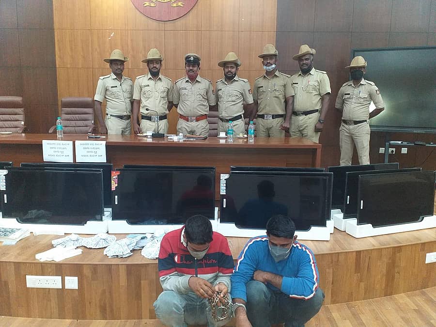 ಬಂಧಿಸಲಾದ ಆರೋಪಿಗಳು ಹಾಗೂ ವಶಪಡಿಸಿಕೊಳ್ಳಲಾದ ನಕಲಿ ಟಿ.ವಿ. ಗಳೊಟ್ಟಿಗೆ ಕುದೂರು ಠಾಣೆ ಸಿಬ್ಬಂದಿ ಚಿತ್ರದಲ್ಲಿದ್ದಾರೆ