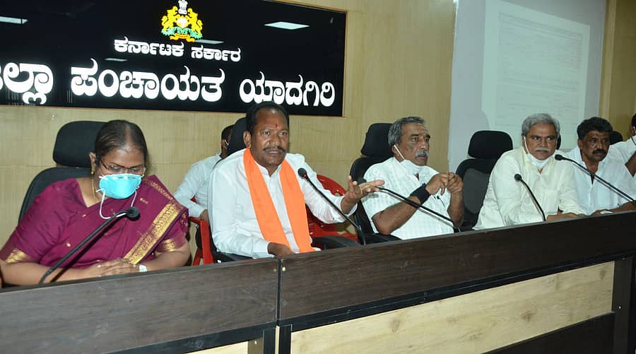 ಪ್ರವಾಹ ಹಾಗೂ ಅತಿವೃಷ್ಟಿಗೆ ಸಂಬಂಧಿಸಿದಂತೆ ಸೋಮವಾರ ಹಮ್ಮಿಕೊಂಡಿದ್ದ ಸಭೆಯಲ್ಲಿ ಜಿಲ್ಲಾ ಉಸ್ತುವಾರಿ ಸಚಿವ ಪ್ರಭು ಚವ್ಹಾಣ್ ಮಾತನಾಡಿದರು. ಶಾಸಕರಾದ ಶರಣಬಸಪ್ಪಗೌಡ ದರ್ಶನಾಪುರ, ವೆಂಕಟರೆಡ್ಡಿಗೌಡ ಮುದ್ನಾಳ ಇದ್ದರು