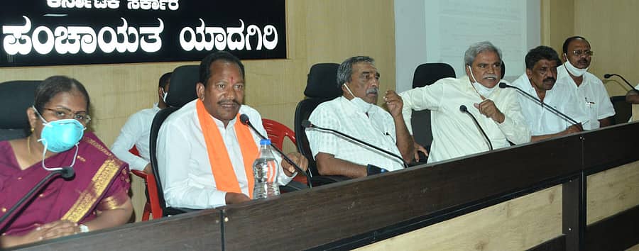 ಅತಿವೃಷ್ಟಿ, ಪ್ರವಾಹ ಸಂಬಂಧಿಸಿದಂತೆ ಸಭೆಯಲ್ಲಿ ಶಹಾಪುರ ಶಾಸಕ ಬಸಪ್ಪಗೌಡ ದರ್ಶನಾಪುರ, ಜಿಲ್ಲಾ ಉಸ್ತುವಾರಿ ಸಚಿವ ಪ್ರಭು ಚವ್ಹಾಣ್ ಅವರ ನಡುವೆ ಅನುದಾನಕ್ಕಾಗಿ ಜಟಾಪಾಟಿ ನಡೆಯಿತು