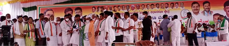 ಮಸ್ಕಿಯಲ್ಲಿ ಸೋಮವಾರ ಆಯೋಜಿಸಿದ್ದ ಕಾಂಗ್ರೆಸ್ ಕಾರ್ಯಕರ್ತರ ಸಮಾವೇಶದಲ್ಲಿ ಬಸನಗೌಡ ತುರುವಿಹಾಳ ಅವರನ್ನು ಕೆಪಿಸಿಸಿ ಅಧ್ಯಕ್ಷ ಡಿ.ಕೆ.ಶಿವಕುಮಾರ್ ಅವರು ಪಕ್ಷದ ಧ್ವಜವನ್ನು ಹಸ್ತಾಂತರಿಸಿ ಅಧಿಕೃತವಾಗಿ ಪಕ್ಷಕ್ಕೆ ಸೇರ್ಪಡೆ ಮಾಡಿಕೊಂಡರು
