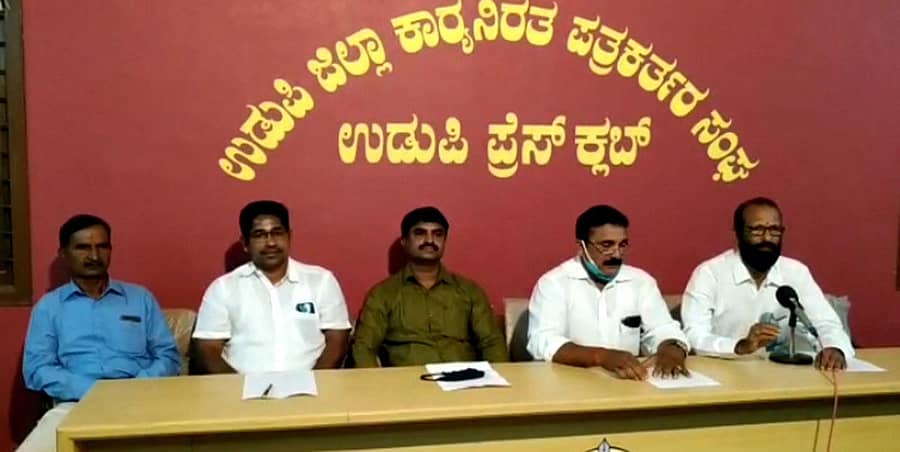 ಕಾಪು ವಿಧಾನಸಭಾ ಕ್ಷೇತ್ರದ ಶಾಸಕ ಲಾಲಾಜಿ ಆರ್.ಮೆಂಡನ್ ಅವರಿಗೆ ಸಚಿವ ಸ್ಥಾನ ನೀಡಬೇಕು ಎಂದು ದಕ್ಷಿಣ ಕನ್ನಡ ಮೊಗವೀರ ಹಿತಸಾಧನಾ ವೇದಿಕೆ ಮುಖಂಡರು ಸುದ್ದಿಗೋಷ್ಠಿಯಲ್ಲಿ ಆಗ್ರಹಿಸಿದರು.