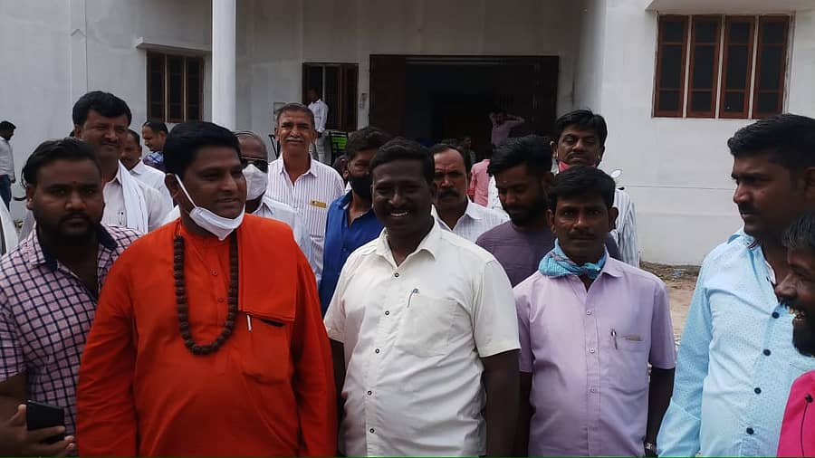 ಹರಿಹರ ರಾಜನಹಳ್ಳಿಯ ಮಹರ್ಷಿ ವಾಲ್ಮೀಕಿ ಗುರುಪೀಠದ ಪ್ರಸನ್ನಾನಂದ ಪುರಿ ಸ್ವಾಮೀಜಿ