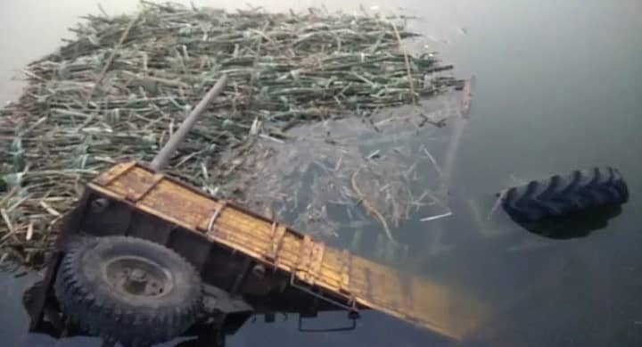 ಕಬ್ಬು ತುಂಬಿದ ಟ್ರಾಕ್ಟರ್ ನಿಯಂತ್ರಣ ತಪ್ಪಿ ಬ್ಯಾರೇಜ್ ಮೇಲಿಂದ ಭೀಮಾನದಿಗೆ ಬಿದ್ದಿದೆ.