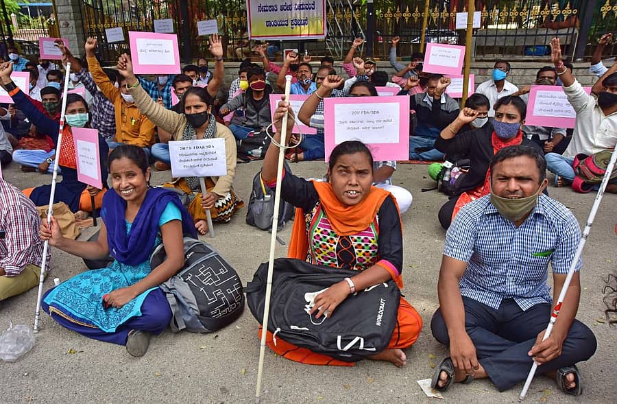 ಎಸ್‍ಡಿಎ ಮತ್ತು ಎಫ್‍ಡಿಎ ಹುದ್ದೆಗಳಿಗೆ ಆಯ್ಕೆಯಾಗಿರುವ ಅಭ್ಯರ್ಥಿಗಳು ಮೌರ್ಯ ವೃತ್ತದಲ್ಲಿ ಪ್ರತಿಭಟನೆ ನಡೆಸಿದರು