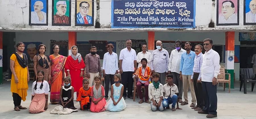 ಶಕ್ತಿನಗರ ಕೃಷ್ಣಾ ಗ್ರಾಮದ ವಿದ್ಯಾರ್ಥಿ ಮಲ್ಲಿಕಾರ್ಜುನಗೆ ಶಾಲಾ ಶಿಕ್ಷಕರು ಮತ್ತು ಗ್ರಾಮಸ್ಥರು ಸನ್ಮಾನಿಸಿದರು