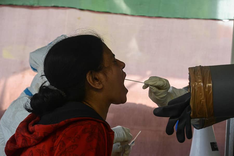 ಆರ್ಟಿ–ಪಿಸಿಆರ್ ಪರೀಕ್ಷೆಗೆ ಗಂಟಲ ದ್ರವ ಮಾದರಿ ಸಂಗ್ರಹ (ಸಾಂದರ್ಭಿಕ ಚಿತ್ರ)