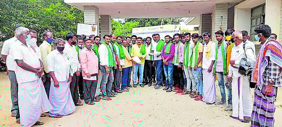 ಗೋಮಾಳ ಒತ್ತುವರಿ ತೆರವಿಗೆ ಕ್ರಮಕೈಗೊಳ್ಳಬೇಕು ಎಂದು ಆಗ್ರಹಿಸಿ ರೈತಸಂಘದಿಂದ ತಾಲ್ಲೂಕು ಕಚೇರಿ ಎದುರು ಸೋಮವಾರ ಪ್ರತಿಭಟನೆ ನಡೆಸಲಾಯಿತು