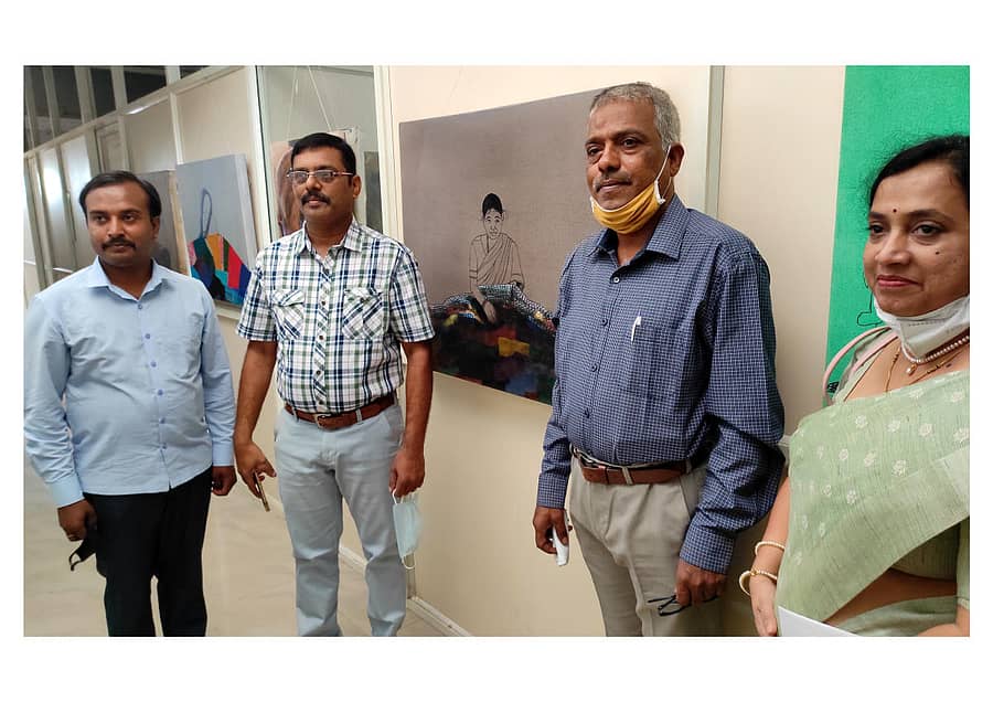 ಯಾದಗಿರಿ ಜಿಲ್ಲೆಯ ಗುರುಮಠಕಲ್ ತಾಲ್ಲೂಕಿನ ಪುಟಪಾಕ್ ಗ್ರಾಮದ ಚಿತ್ರಕಲಾವಿದ ನರಸಿಂಹಲು ಪಿ.ಬ್ಯಾಗೇರಿ ಅವರ ಏಕವ್ಯಕ್ತಿ ಚಿತ್ರಕಲಾ ಪ್ರದರ್ಶನಕ್ಕೆ ಉಪವಿಭಾಗಾಧಿಕಾರಿ ಶಂಕರಗೌಡ ಸೋಮನಾಳ ಚಾಲನೆ ನೀಡಿದರು