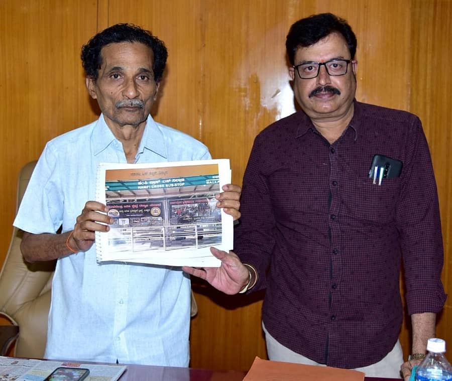 ನಗರಾಭಿವೃದ್ಧಿ ಪ್ರಾಧಿಕಾರ ಹಾಕಿಕೊಂಡಿರುವ ಯೋಜನೆಗಳನ್ನು ಒಳಗೊಂಡ ಕಿರುಪುಸ್ತಕವನ್ನು ಮಂಗಳವಾರ ಹೊಸಪೇಟೆಯಲ್ಲಿ ಪ್ರಾಧಿಕಾರದ ಅಧ್ಯಕ್ಷ ಅಶೋಕ ಜೀರೆ, ಆಯುಕ್ತ ಗುರುಪ್ರಸಾದ್ ಮಾಧ್ಯಮದವರ ಎದುರು ಪ್ರದರ್ಶಿಸಿದರು