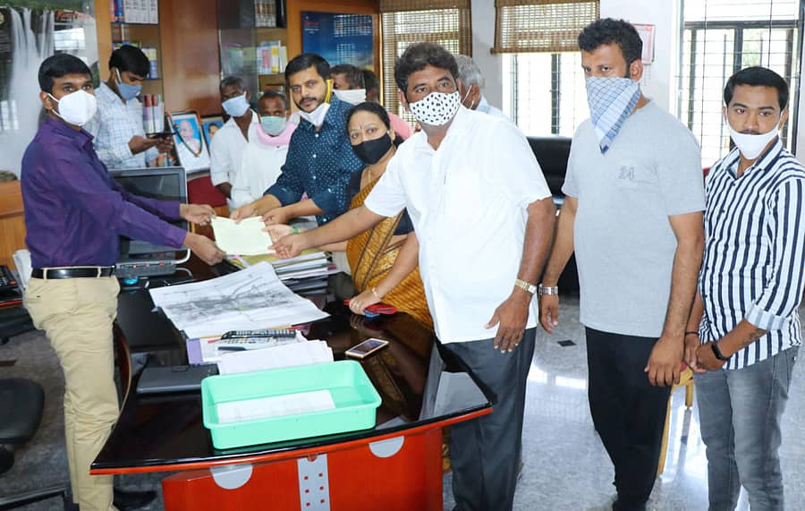 ಶಿವಮೊಗ್ಗದಲ್ಲಿ ಮಂಗಳವಾರ ಪಾಲಿಕೆ ಕಾಂಗ್ರೆಸ್ ಸದಸ್ಯರು ಪುರಲೆ ಗ್ರಾಮಠಾಣಾ ಒತ್ತುವರಿ ಜಾಗ ಬಡವರಿಗೆ ನೀಡಲು ಆಗ್ರಹಿಸಿ ಜಿಲ್ಲಾಧಿಕಾರಿಗೆ ಮನವಿ ಸಲ್ಲಿಸಿದರು.