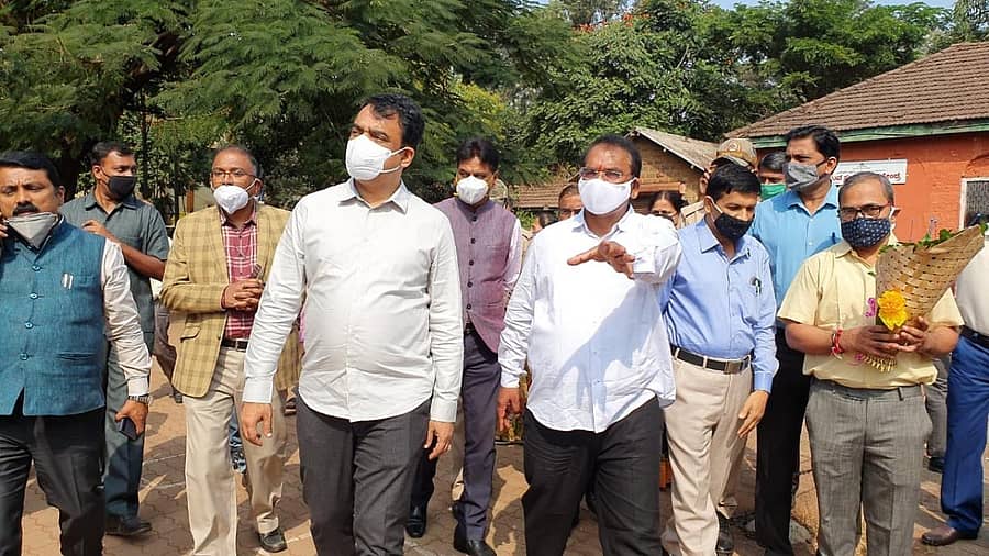 ಬೆಳಗಾವಿಯಲ್ಲಿ ಸರ್ಕಾರಿ ಪಾಲಿಟೆಕ್ನಿಕ್ಗೆ ಮಂಗಳವಾರ ಭೇಟಿ ನೀಡಿದ್ದ ಉನ್ನತ ಶಿಕ್ಷಣ ಸಚಿವ ಡಾ.ಸಿ.ಎನ್. ಅಶ್ವತ್ಥನಾರಾಯಣ ಅವರಿಗೆ ಶಾಸಕ ಅನಿಲ ಬೆನಕೆ ಮಾಹಿತಿ ನೀಡಿದರು