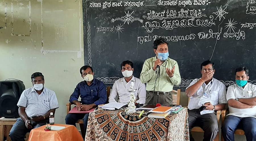 ಕೋಲಾರ ತಾಲ್ಲೂಕಿನ ನರಸಾಪುರ ಗ್ರಾಮದಲ್ಲಿ ಮಂಗಳವಾರ ನಡೆದ ನರಸಾಪುರ, ವಕ್ಕಲೇರಿ ಹೋಬಳಿ ವ್ಯಾಪ್ತಿಯ ಶಾಲೆಗಳ ಮುಖ್ಯ ಶಿಕ್ಷಕರ ಸಭೆಯಲ್ಲಿ ಬಿಇಒ ಕೆ.ಎಸ್.ನಾಗರಾಜಗೌಡ ಮಾತನಾಡಿದರು.