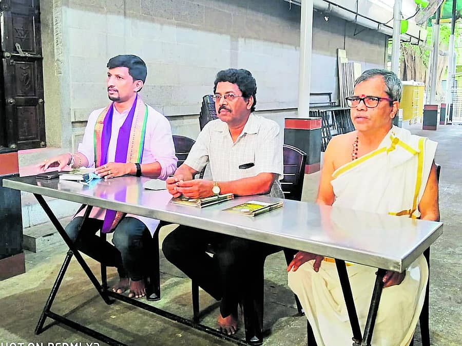 ಪಾವಂಜೆ ದೇವಸ್ಥಾನದಲ್ಲಿ ಪಟ್ಲ ಸತೀಶ್ ಶೆಟ್ಟಿ ಮಾಹಿತಿ ನೀಡಿದರು