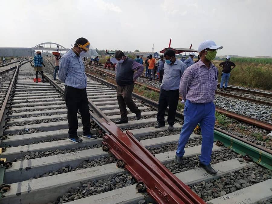 ಚಿಕ್ಕೋಡಿ ರಸ್ತೆ– ರಾಯಬಾಗ ರೈಲು ನಿಲ್ದಾಣದವರೆಗೆ ಜೋಡಿ ಮಾರ್ಗವನ್ನು ರೈಲ್ವೆ ಇಲಾಖೆ ದಕ್ಷಿಣ ವೃತ್ತದ ರೈಲ್ವೆ ಸುರಕ್ಷತಾ ಆಯುಕ್ತ (ಸಿಆರ್ಎಸ್) ಎ.ಕೆ. ರಾಯ್ ಮಂಗಳವಾರ ಪರಿಶೀಲಿಸಿದರು