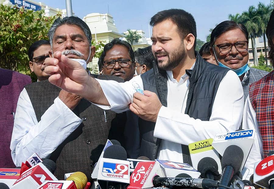 ಮಾಧ್ಯಮದವರೊಂದಿಗೆ ಮಾತನಾಡುತ್ತಿರುವ ಆರ್‌ಜೆಡಿ ನಾಯಕ ತೇಜಸ್ವಿ ಯಾದವ್‌ (ಪಿಟಿಐ ಚಿತ್ರ)