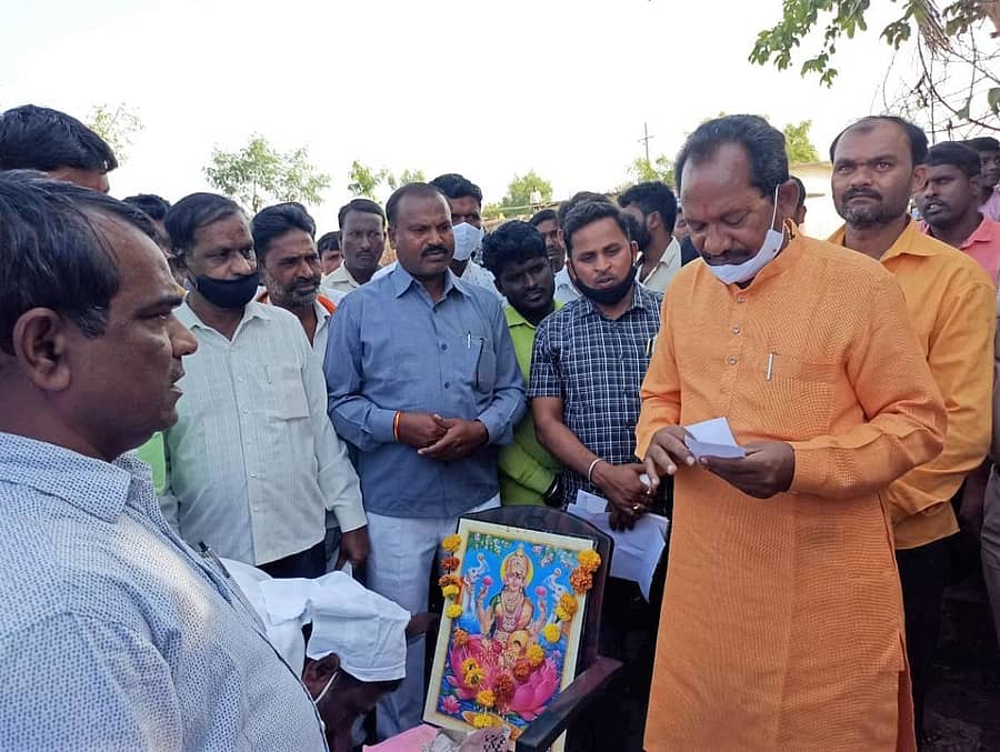 ಔರಾದ್ ತಾಲ್ಲೂಕಿನ ಚಿಂತಾಕಿಯಲ್ಲಿ ಜಿಲ್ಲಾ ಉಸ್ತುವಾರಿ ಸಚಿವ ಪ್ರಭು ಚವಾಣ್ ಜನರಿಂದ ಅಹವಾಲು ಸ್ವೀಕರಿಸಿದರು