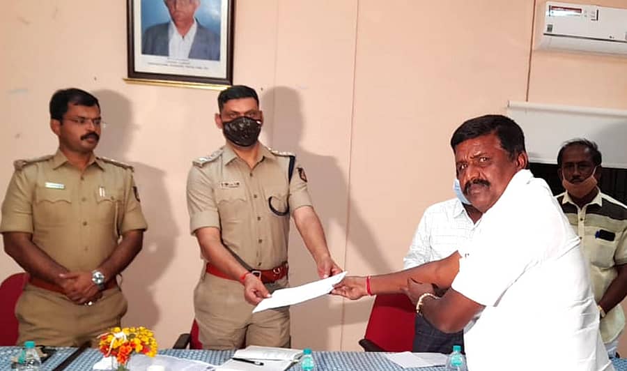 ಹೋರಾಟ ಸಮಿತಿ ವತಿಯಿಂದ ಡಿವೈಎಸ್‌ಪಿ ಟಿ.ರಂಗಪ್ಪ ಅವರಿಗೆ ಮನವಿ ಸಲ್ಲಿಸಲಾಯಿತು