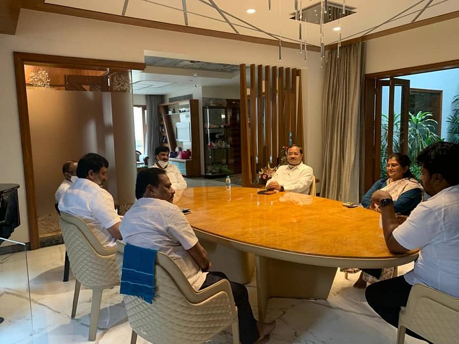 ಸಚಿವ ರಮೇಶ ಜಾರಕಿಹೊಳಿ ಅವರ ನಿವಾಸದಲ್ಲಿ ಸಭೆ ಸೇರಿದ್ದ ಶಾಸಕರು