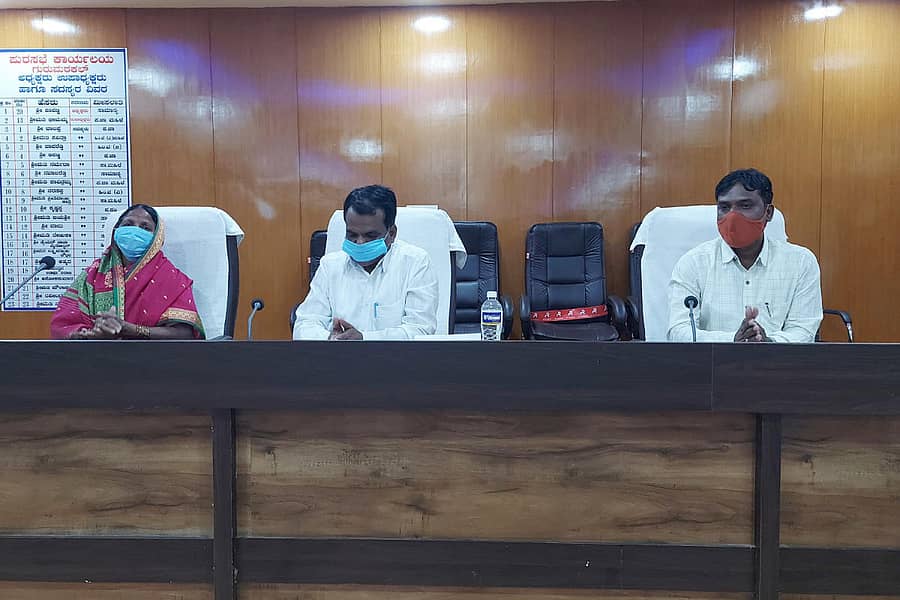 ಗುರುಮಠಕಲ್ ಪುರಸಭೆಯ ಸಭಾಂಗಣದಲ್ಲಿ ಬುಧವಾರ ಜರುಗಿದ ಸಾಮಾನ್ಯ ಸಭೆಯಲ್ಲಿ ಅಧ್ಯಕ್ಷ ಪಾಪಣ್ಣ ಮನ್ನೆ ಮಾತನಾಡಿದರು