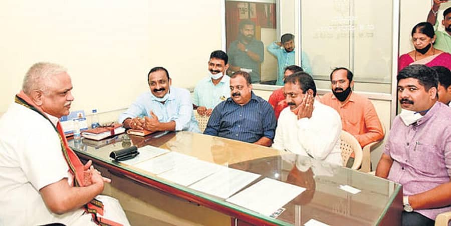 ಮಂಗಳೂರಿಗೆ ಭೇಟಿ ನೀಡಿದ್ದ ಬಿಜೆಪಿ ರಾಷ್ಟ್ರೀಯ ಸಂಘಟನಾ ಪ್ರಧಾನ ಕಾರ್ಯದರ್ಶಿ ಬಿ.ಎಲ್. ಸಂತೋಷ್, ಪಕ್ಷದ ಮುಖಂಡರ ಜೊತೆ ಚರ್ಚಿಸಿದರು.