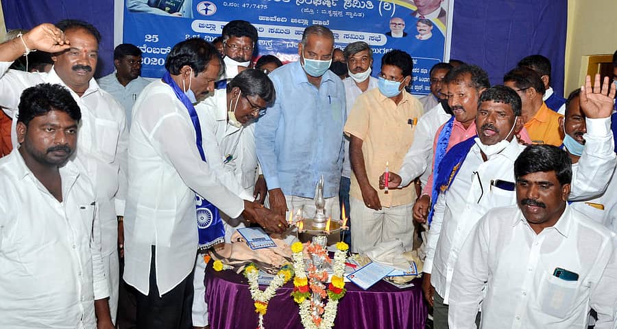 ಹಾವೇರಿ ನಗರದ ಹೋಟೆಲ್ ಮಾಲಿಕರ ಸಮುದಾಯ ಭವನದಲ್ಲಿ ಕರ್ನಾಟಕ ದಲಿತ ಸಂಘರ್ಷ ಸಮಿತಿ ಜಿಲ್ಲಾ ಸಮಿತಿ ವತಿಯಿಂದ ಬುಧವಾರ ಏರ್ಪಡಿಸಿದ್ದ ‘ಒಳ ಮೀಸಲಾತಿಯ ಅಸ್ತ್ರ- ದಲಿತರ ಮುಂದಿನ ಸವಾಲುಗಳು’ ಸಂವಾದ ಕಾರ್ಯಕ್ರಮವನ್ನು ಶಾಸಕ ನೆಹರು ಓಲೇಕಾರ ಉದ್ಘಾಟಿಸಿದರು 