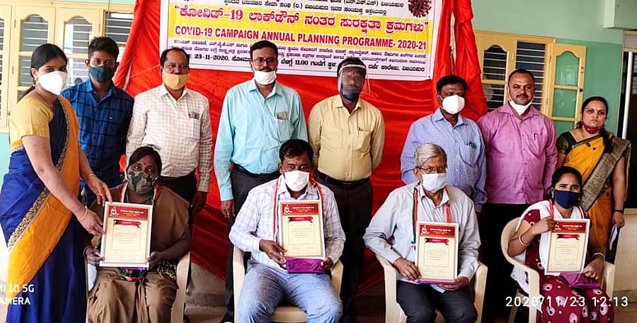 ವಿಜಯಪುರದ ಪ್ರಗತಿ ಪ್ರಥಮದರ್ಜೆ ಕಾಲೇಜಿನಲ್ಲಿ ಕೊರೊನಾ ವಾರಿಯರ್ಸ್ಗಳನ್ನು ಸನ್ಮಾನಿಸಲಾಯಿತು