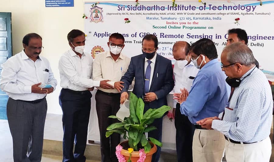ತುಮಕೂರಿನ ಸಿದ್ಧಾರ್ಥ ಎಂಜಿನಿಯರಿಂಗ್ ಕಾಲೇಜಿನಲ್ಲಿ ನಡೆದ ‘ಎಂಜಿನಿಯರಿಂಗ್ ಕ್ಷೇತ್ರದಲ್ಲಿ ಭೌಗೋಳಿಕ ಮಾಹಿತಿ ವ್ಯವಸ್ಥೆಯ ಅಳವಡಿಕೆ ಮತ್ತು ದೂರ ಸಂವೇದಿ ನಿಯಂತ್ರಣ’ ಕುರಿತ ತರಬೇತಿ ಕಾರ್ಯಕ್ರಮವನ್ನು ಜಪಾನ್ನ ಕುಮಾಮೋಟೋ ವಿಶ್ವವಿದ್ಯಾಲಯದ ಸಂಶೋಧನಾ ವಿಜ್ಞಾನಿ ಡಾ.ರಾಜು ಎಡ್ಲಾ ಗಿಡಕ್ಕೆ ನೀರು ಎರೆಯುವ ಮೂಲಕ ಉದ್ಘಾಟಿಸಿದರು