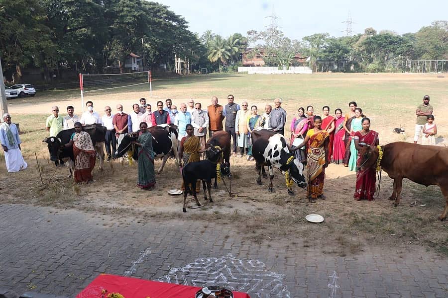 ಶಿವಮೊಗ್ಗ ರೋಟರಿ ಕ್ಲಬ್ ಶಿವಮೊಗ್ಗದಿಂದ ಬುಧವಾರ ಬಡ ಮಹಿಳೆಯರಿಗೆ ಗೋವುಗಳನ್ನು ದಾನ ಮಾಡಲಾಯಿತು