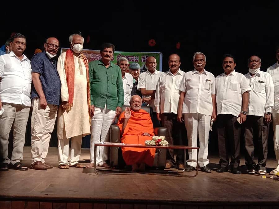 ಒಕ್ಕಲಿಗರ ಮೀಸಲಾತಿ ಹೋರಾಟ ಸಮಿತಿ ಸಮಾಲೋಚನಾ ಸಭೆಯಲ್ಲಿ ಭಾಗವಹಿಸಿದ್ದ ಕುಮಾರ ಚಂದ್ರಶೇಖರನಾಥ ಸ್ವಾಮೀಜಿ ಮತ್ತು ಸಮುದಾಯದ ಮುಖಂಡರು