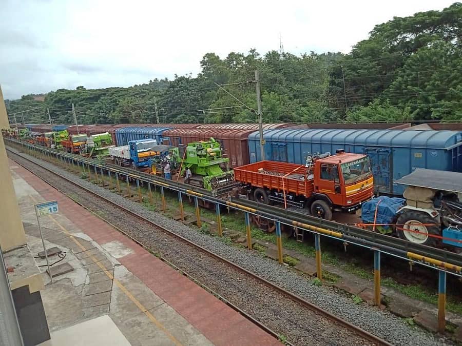 ಚಿನ್ನಸೇಲಂನಿಂದ ಸುರತ್ಕಲ್‌ಗೆ ರೋರೊ ರೈಲಿನ ಮೂಲಕ 100 ಕೊಯ್ಲು ಯಂತ್ರಗಳನ್ನು ಸಾಗಣೆ ಮಾಡಲಾಯಿತು.