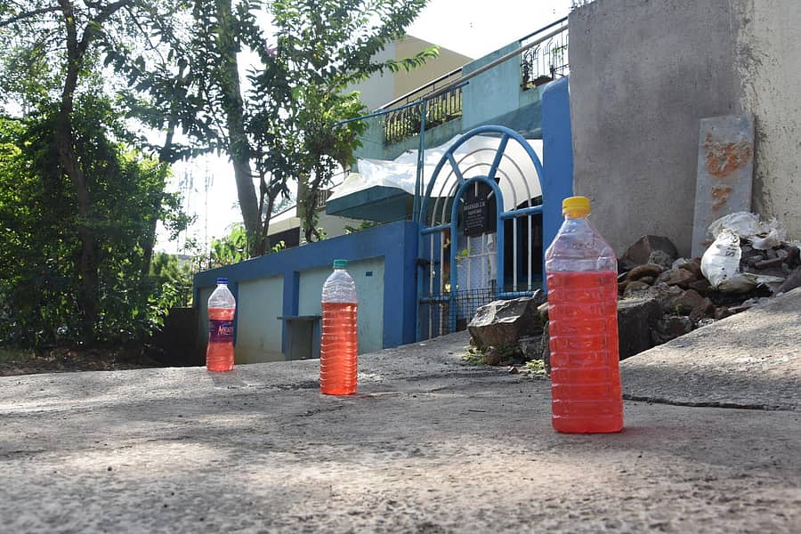 ಬೆಳಗಾವಿಯ ಸದಾಶಿವ ನಗರದ ಮನೆಯೊಂದರ ಮುಂದೆ ಕೆಂಪು ನೀರು ತುಂಬಿದ ಬಾಟಲಿಗಳನ್ನು ಇಟ್ಟಿರುವುದುಪ್ರಜಾವಾಣಿ ಚಿತ್ರ: ಏಕನಾಥ ಅಗಸಿಮನಿ