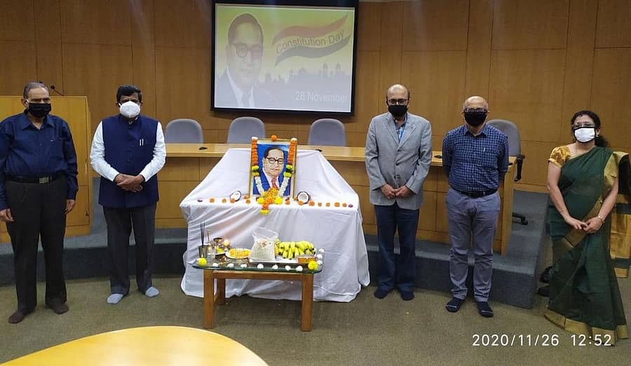 ಬೆಳಗಾವಿಯ ವಿಟಿಯುನಲ್ಲಿ ಗುರುವಾರ ಸಂವಿಧಾನ ದಿನದ ಅಂಗವಾಗಿ ಡಾ.ಬಿ.ಆರ್. ಅಂಬೇಡ್ಕರ್ ಫೋಟೊಗೆ ಕುಲಪತಿ, ಕುಲಸಚಿವರು ನಮನ ಸಲ್ಲಿಸಿದರು