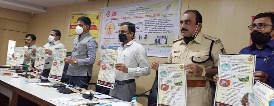 ಬೆಳಗಾವಿಯಲ್ಲಿ ಹಮ್ಮಿಕೊಂಡಿರುವ ಕ್ಷಯ ಪತ್ತೆ ಆಂದೋಲನದ ಪ್ರಚಾರ ಸಾಮಗ್ರಿಗಳನ್ನು ಅಧಿಕಾರಿಗಳು ಗುರುವಾರ ಬಿಡುಗಡೆ ಮಾಡಿದರು