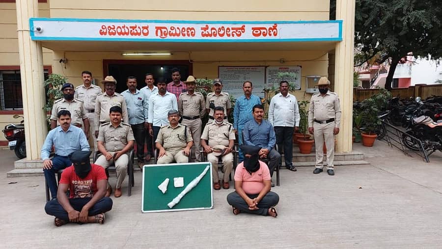 ವಿಜಯಪುರ ನಗರದ ಹೊರವಲಯದ ಕನ್ನಾಳ ಕ್ರಾಸ್‌ ಬಳಿ ರಾಷ್ಟ್ರೀಯ ಹೆದ್ದಾರಿಯಲ್ಲಿ ನಡೆದಿದ್ದ ಶೂಟ್‌ಔಟ್‌ ಪ್ರಕರಣಕ್ಕೆ ಸಂಬಂಧಿಸಿದಂತೆ ಬಂಧಿತ ಆರೋಪಿಗಳೊಂದಿಗೆ ಪೊಲೀಸರು  