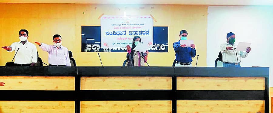 ಯಾದಗಿರಿ ಜಿಲ್ಲಾ ಪಂಚಾಯಿತಿಯಲ್ಲಿ ಬುಧವಾರ ಸಂವಿಧಾನ ದಿನಾಚರಣೆಯನ್ನು ಆಚರಿಸಲಾಯಿತು. ಜಿ.ಪಂ ಸಿಇಒ ಶಿಲ್ಪಾಶರ್ಮಾ, ಉಪ ಕಾರ್ಯದರ್ಶಿ ಮುಕ್ಕಣ್ಣ ಕರಿಗಾರ ಇದ್ದರು