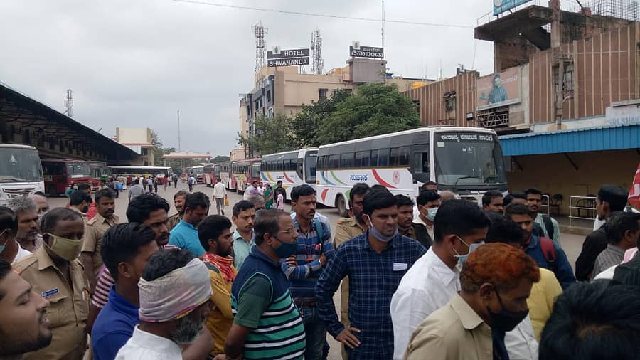 ಪ್ರತಿಭಟನಾಕಾರರು ಹೊಸಪೇಟೆ ಬಸ್ ನಿಲ್ದಾಣಕ್ಕೆ ಮುತ್ತಿಗೆ ಹಾಕಿ ಬಸ್‌ಗಳ ಓಡಾಟ ತಡೆದಿದ್ದಾರೆ.