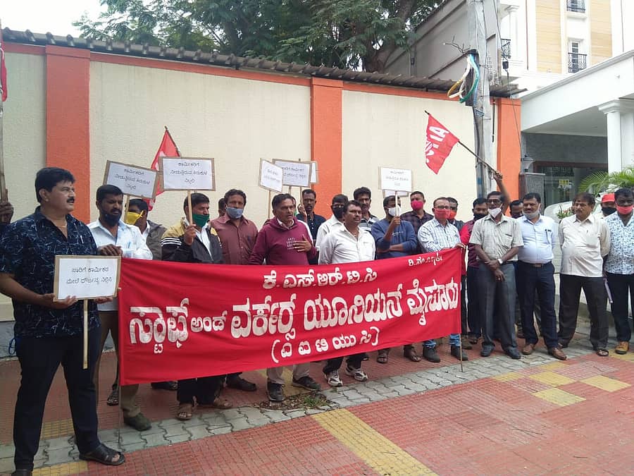 ಕಾರ್ಮಿಕ ಸಂಘಟನೆಗಳ ಜಂಟಿ ಸಮಿತಿ ನೇತೃತ್ವದಲ್ಲಿ ಗುರುವಾರ ಮೈಸೂರು ನಗರದ ಹಲವೆಡೆ ಕಾರ್ಯಕರ್ತರು ಪ್ರತಿಭಟನೆಗಳನ್ನು ನಡೆಸಿದರು.