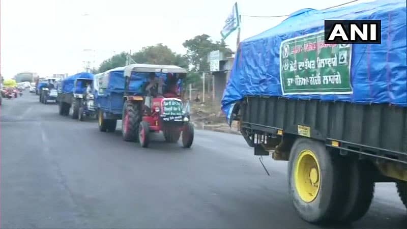 ಟ್ರ್ಯಾಕ್ಟರ್ನಲ್ಲಿ ರೈತರು