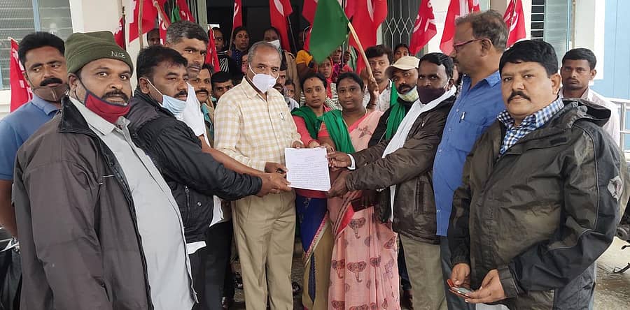 ಬಾಗೇಪಲ್ಲಿ ತಾಲ್ಲೂಕು ಕಚೇರಿ ಮುಂದೆ ತಾಲ್ಲೂಕು ಕೃಷಿ ಕೂಲಿ ಕಾರ್ಮಿಕರ ಸಂಘಟನೆಗಳ ಮುಖಂಡರು ತಹಶೀಲ್ದಾರ್ ಎಂ. ನಾಗರಾಜು ಅವರಿಗೆ ಮನವಿ ಪತ್ರ ಸಲ್ಲಿಸಿದರು