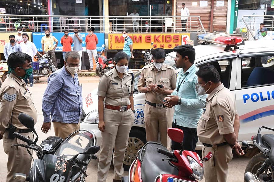 ಧಾರವಾಡದ ಸಂಗಮ್ ವೃತ್ತದ ಬಳಿ ಬೆಂಗಳೂರು ಪೊಲೀಸರ ಮೇಲೆ ಹಲ್ಲೆ ನಡೆದ ಸ್ಥಳ ಪರಿಶೀಲನೆಯನ್ನು ಎಸಿಪಿ ಜಿ.ಅನುಷಾ ಗುರುವಾರ ನಡೆಸಿದರು