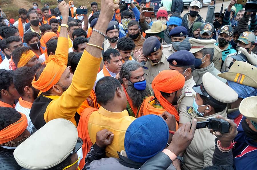 ಚಿಕ್ಕಮಗಳೂರು ತಾಲ್ಲೂಕಿನ ಬಾಬಾಬುಡನ್ ಗಿರಿಯಲ್ಲಿ ನಿಷೇಧಿತ ದತ್ತ ಪೀಠ ಆವರಣಕ್ಕೆ ನುಗ್ಗಲು ಮುಂದಾದ ಪ್ರತಿಭಟನಕಾರರನ್ನು ಪೊಲೀಸರು ತಡೆದರು. –ಪ್ರಜಾವಾಣಿ ಚಿತ್ರ