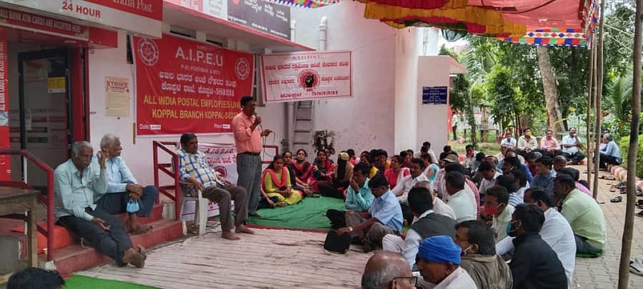 ಕೊಪ್ಪಳದ ಬಜಾರ್ ಅಂಚೆ ಕಚೇರಿ ಎದುರು ನಡೆದ ಪ್ರತಿಭಟನೆಯಲ್ಲಿ ಜಿ.ಎನ್‌.ಹಳ್ಳಿ ಮಾತನಾಡಿದರು