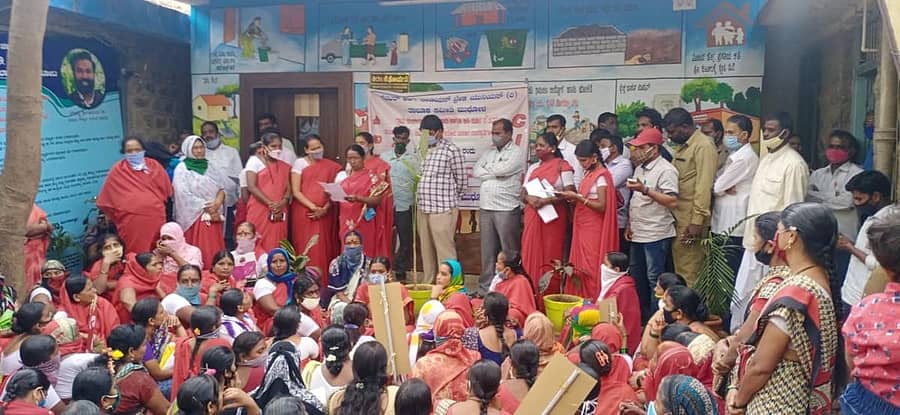 ಮುಧೋಳದಲ್ಲಿ ವಿವಿಧ ಬೇಡಿಕೆಗಳನ್ನು ಈಡೇರಿಸಬೇಕೆಂದು ಒತ್ತಾಯಿಸಿ ವಿವಿಧ ಸಿಬ್ಬಂದಿ ಒಕ್ಕೂಟದಿಂದ ತಾಲ್ಲೂಕು ಪಂಚಾಯಿತಿ ಇಒ ಅವರಿಗೆ ಮನವಿ ಸಲ್ಲಿಸಲಾಯಿತು