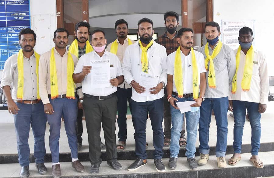 ದೇವಾಂಗ ನೇಕಾರ ಯುವ ವೇದಿಕೆಯಿಂದ ಶುಕ್ರವಾರ ಶಿವಮೊಗ್ಗ ಜಿಲ್ಲಾಧಿಕಾರಿ ಎದುರು ಪ್ರತಿಭಟನೆ ನಡೆಸಲಾಯಿತು